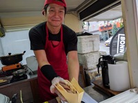 「好きだからクルマの傍で」ソーセージから手作りのホットドッグ…アルバーニ 画像