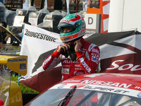 NISMOフェア…お父さん、タイヤ交換で頑張る 画像