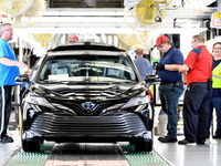 トヨタ カムリ 新型、量産第一号車がラインオフ…北米初のTNGA車 画像