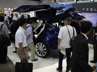 【PVJapan2017】テスラの蓄電池のパワーウォール登場…モデルX にも人だかり 画像