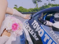 クルマと一輪車による「ドリフト結婚式」、驚愕のテクニック［動画］ 画像