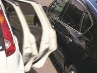 強風時のドア開けは注意、風速40m/sでは大人2人でも押さえ切れない…JAF検証 画像