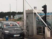 PSAの自動運転テスト車、高速料金所の通過に成功 画像