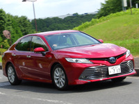 【トヨタ カムリ 試乗】“日陰”の日本製セダンに風穴を開けるか…中村孝仁 画像