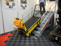 エクセンのクローラー式運搬台車、階段で最大500kgまでの運搬が可能 画像