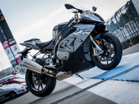 【BMW S1000RR 試乗】コントロール性の高さと安心感が、もっと攻めようという気にさせる…青木タカオ 画像