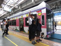 湘南モノレール初のラッピング列車デビュー…大船駅で出発式 画像