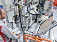 クララが建った…アウディが人間と協調するロボットを組み立てに導入 画像