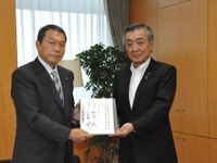 小此木・松本、新旧内閣特命・国家公安委員長引継「交通事故死者数が減少にあるが…」 画像