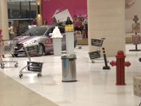 セレブがハンドルを握ると…ショッピングモールの天井は耐えられるか？ 画像