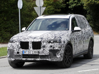 イカリングではない!BMWの最高級SUV「X7」、次世代LED灯し最終テスト 画像