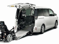 トヨタ、ヴォクシー/ノア/エスクァイアに乗降性を高めた車いす仕様車を設定 画像