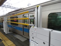 上下移動ホームドア「改良型」が登場…小田急線の駅で実証実験始まる 画像