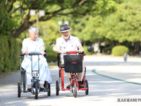 折りたたみ式電動カート…ボタンを押すだけ、旅行トランク並みのサイズ 画像