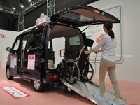 【福祉機器展2017】ダイハツは軽福祉車両フルラインナップを出展、理学療法士のステージも 画像