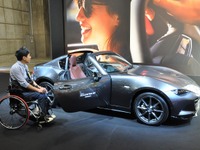 【福祉機器展2017】やっぱりスポーツカーにも乗りたい…ロードスターの手動運転装置付車 画像