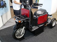 【CEATEC 2017】配送業者向けコネクテッド機能つき3輪電動バイク 画像