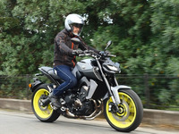 【ヤマハ MT-09 試乗】2気筒とも4気筒とも異なる独特のフィーリングだ…佐川健太郎 画像