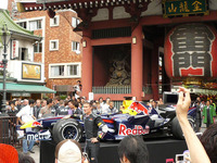 レッドブル、浅草お練り＆F1走行 画像