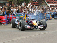 レッドブル、浅草寺でF1デモ走行 画像