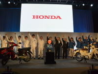 ホンダ スーパーカブ が世界生産累計1億台を達成…熊本製作所で記念式典 画像