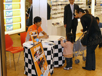 スパイカー 山本左近 サイン会にぎわう 画像