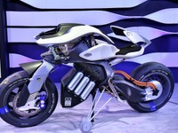 【東京モーターショー2017】ペットのようにバイクが自分のもとへ…人工知能搭載ヤマハ モトロイド 画像