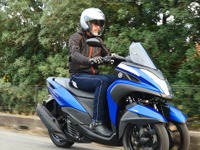 【ヤマハ トリシティ155 試乗】「バイクは転びそうで怖い、でも風を切りたい」という人に…佐川健太郎 画像