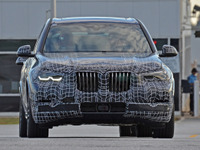 BMW X5 次期型をとらえた決定的瞬間!巨大キドニーグリルが見えた 画像