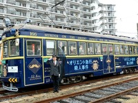 路面電車が「オリエント急行」に…阪堺電軌がラッピング電車 画像