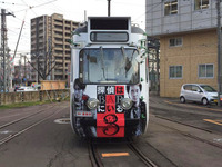 探偵は「電車」にいる!?…札幌市電に大泉洋主演映画のラッピング 画像