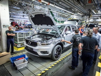 ボルボ XC40、量産第一号車がラインオフ…世界受注は1万3000台超え 画像