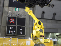 豪快に カローラフィールダー を振り回す怪力ロボ、臨海都心に現れる！…FANUC 画像