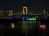 レインボーブリッジが虹色に！ 点灯式を開催　1月3日まで特別ライトアップ 画像