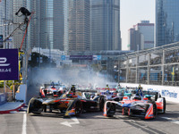 開幕戦はサム・バードが逃げ切り勝利…1周目にして赤旗中断も【フォーミュラE】 画像