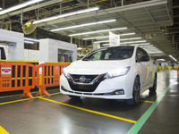 日産 リーフ 新型、米国製第一号車がラインオフ 画像