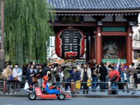 【新聞ウォッチ】訪日外国人客に人気の「公道カート」安全基準の規制強化へ 画像