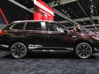 三菱 アウトランダーPHEV、米国初投入…3万4595ドルから【ロサンゼルスモーターショー2017】 画像