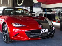 左右で異なるマツダ ロードスター、市販車とレーサーが合体【ロサンゼルスモーターショー2017】 画像