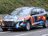 「アートすぎる」開発車を目撃!次期 フォーカス のダブルヌード 画像