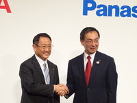 トヨタ 豊田社長「30年に販売台数の50％を電動車両に」…パナソニックと車載電池の協業強化 画像