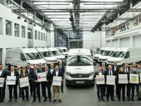 VW初の量産商用EV、最初の顧客に引き渡し…Eクラフター 画像