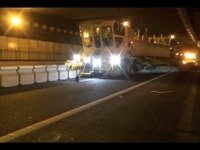 680kgのコンクリート柵を一瞬で移動、ロードジッパーの実力...東日本高速が導入 画像