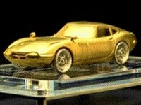純金のトヨタ 2000GT、1/42スケールでお値段は…？ 画像