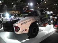 トーヨータイヤ、オフロードの雄2人が運転した怪物マシンで圧倒的な存在感…東京オートサロン2018 画像