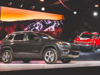 ジープ チェロキー 改良新型、最新の先進運転支援を採用…デトロイトモーターショー2018 画像