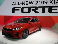 キアの小型セダン、フォルテ 新型は燃費向上…デトロイトモーターショー2018で公開 画像
