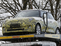 MINIのEVはFR!航続距離は400kmに…移動中の開発車を目撃 画像