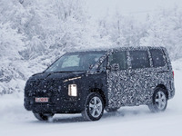 三菱 デリカD:5 新型、テスト車両をスクープ!「ダイナミックシールド」顔を確認 画像