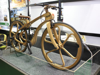 ほぼ木製！ プライウッドのクロスバイクの完成度に驚き…新機能材料展2018 画像